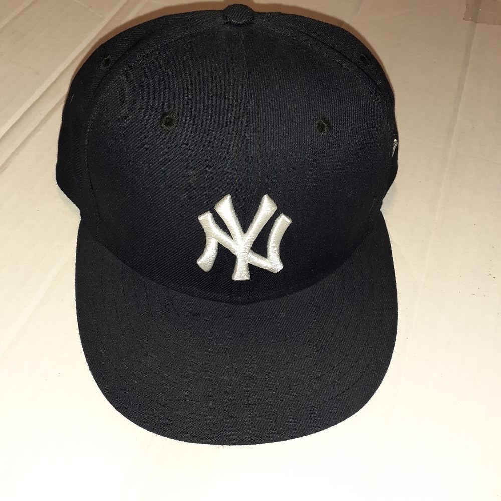 Yankees new era fitted hat 7 5/8. Navy blue